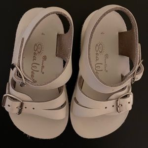 Sun Sans Sea Wees white size 4 infants